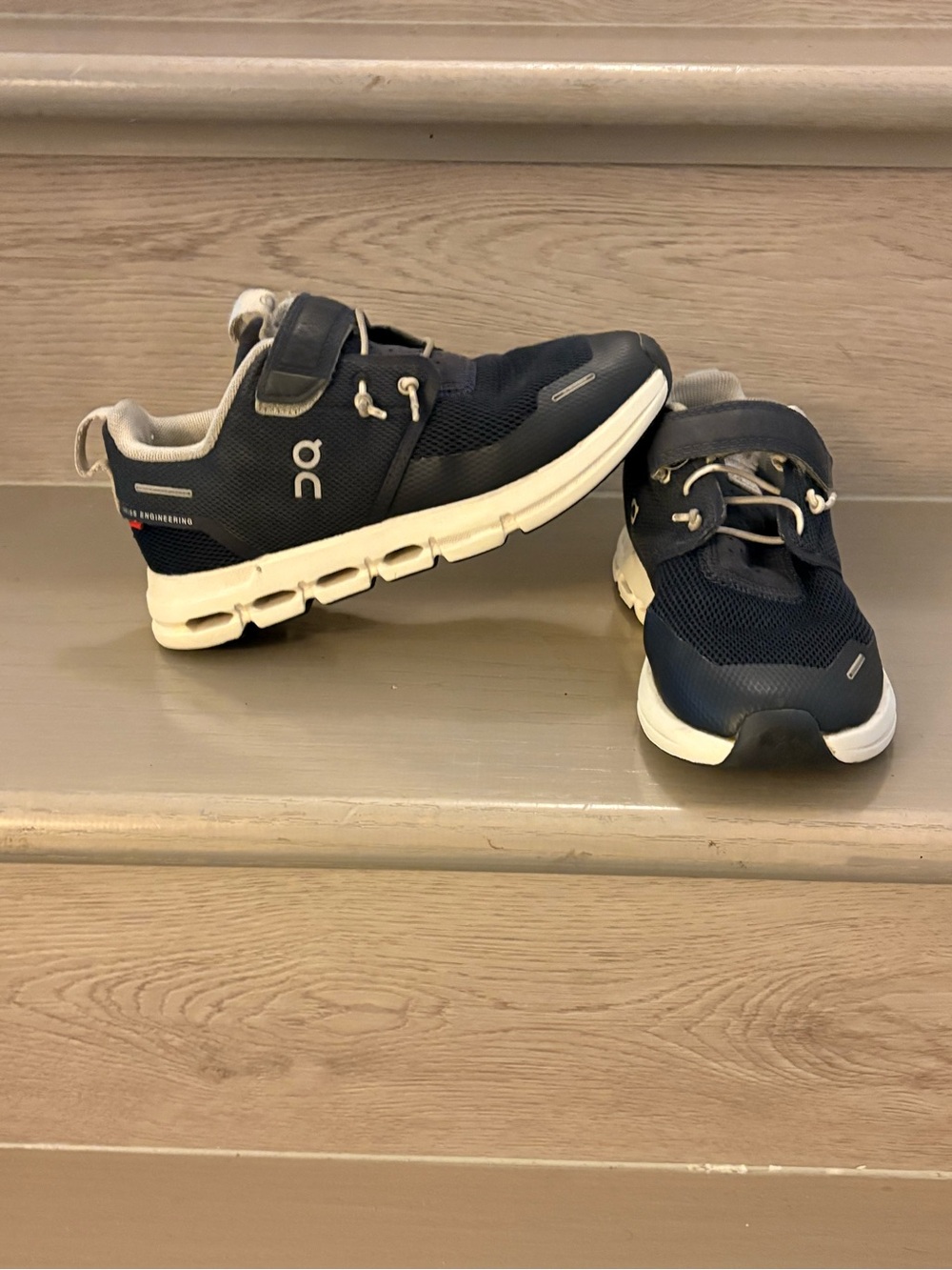 On Cloud Running Shoes Boys Size: 12Y